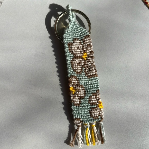Handmade woven blue floral keychain - Picture 1 of 3